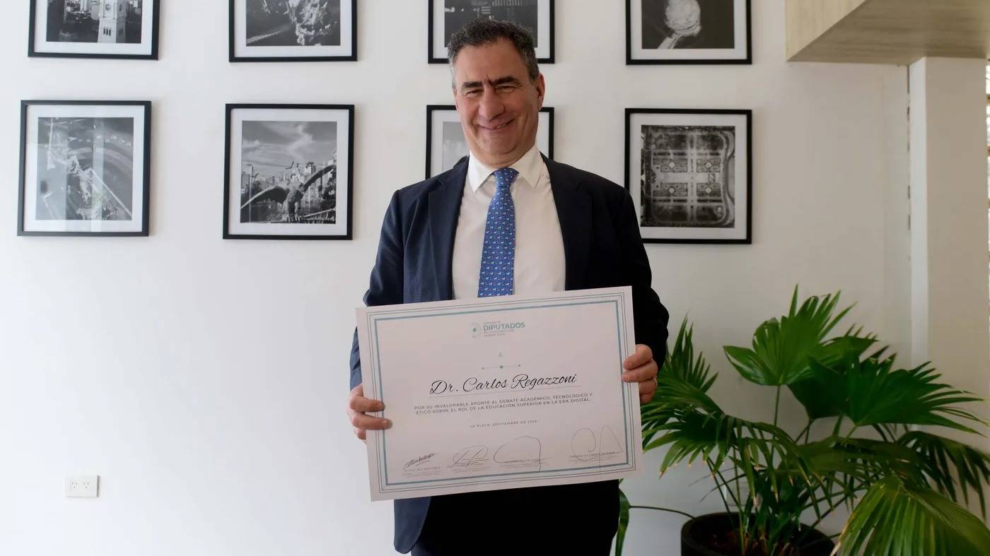 Tras la cumbre sobre IA en Bahía, declaran de interés legislativo un libro de Regazzoni