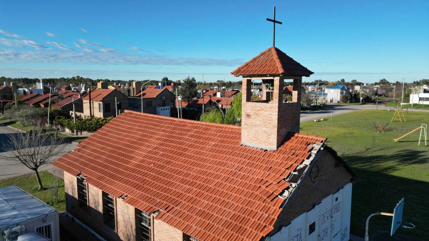 La capilla del barrio Prensa, al borde de quedar a cielo abierto