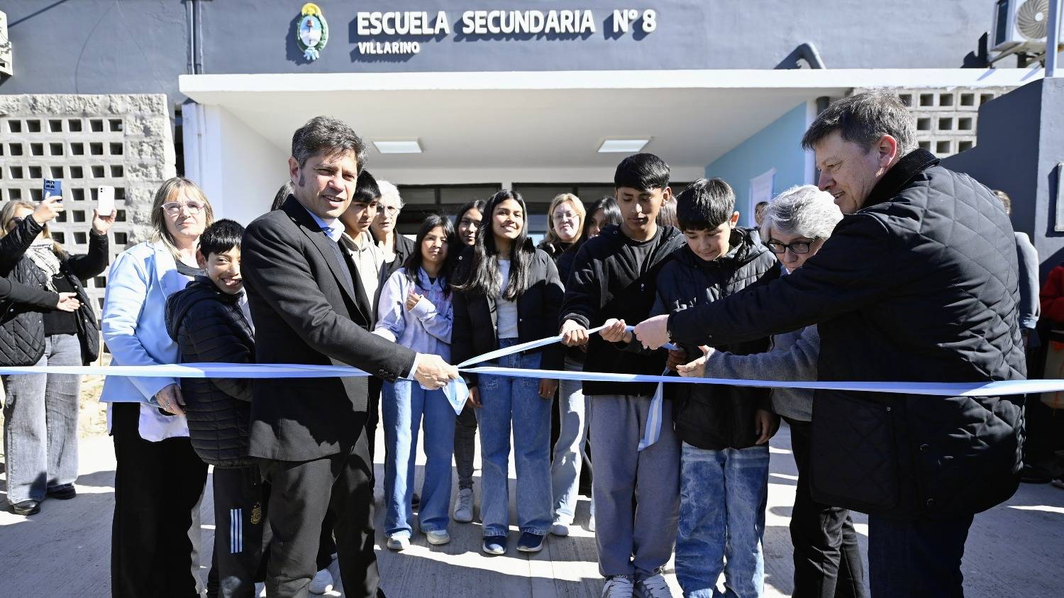Kicillof inauguró una escuela y puso en funcionamiento un acueducto en Villarino