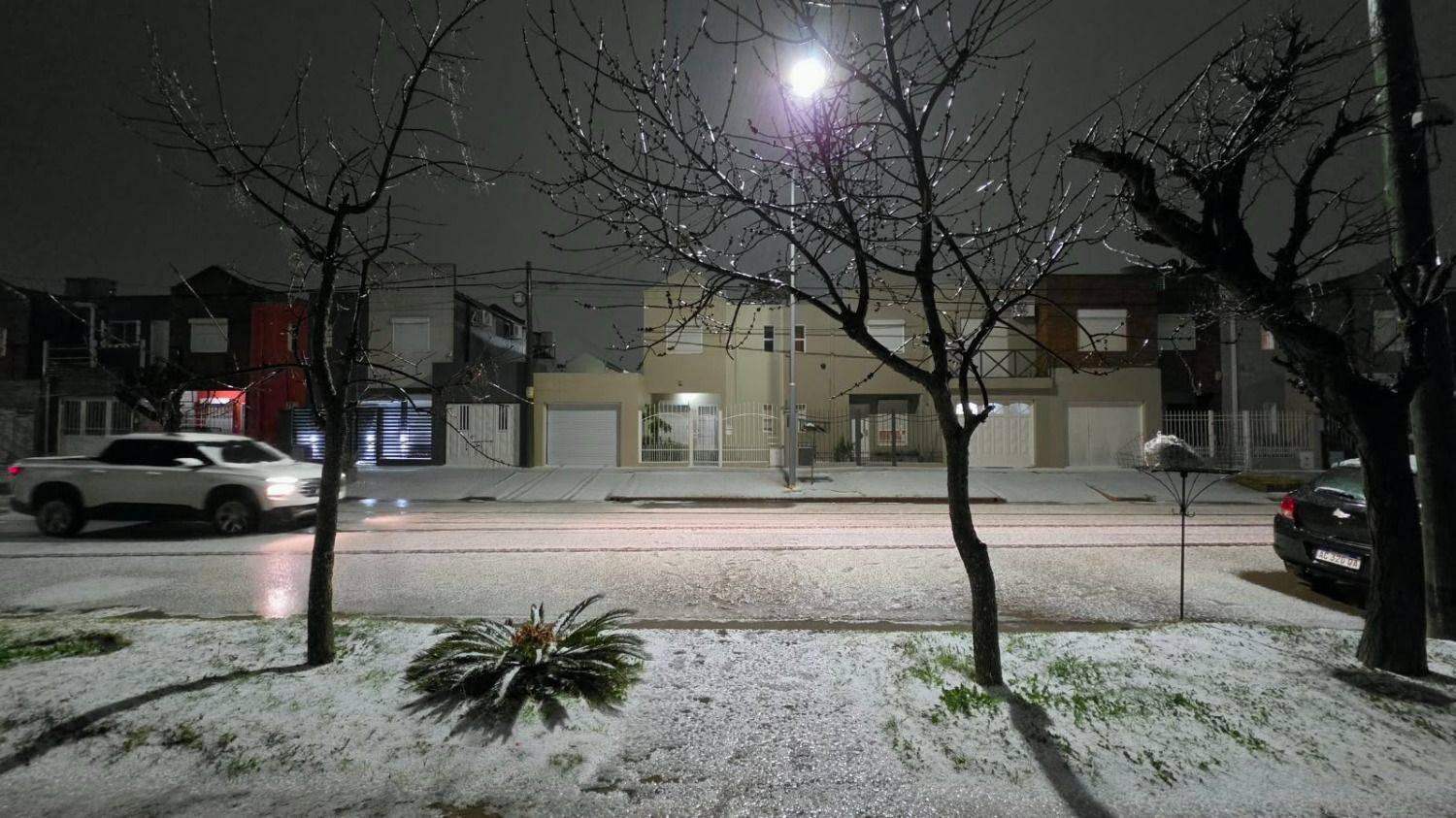 Cayó granizo, nevó, llovió y quedó una noche muy fría; se esperan ráfagas de hasta 60 km para este sábado