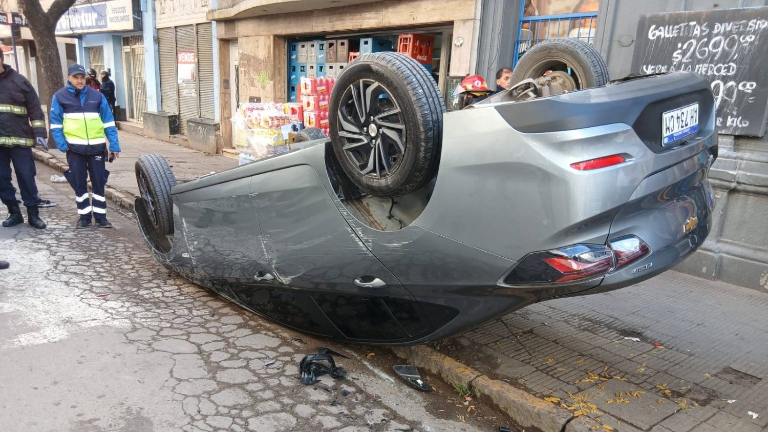 Choque y vuelco sin heridos en el microcentro