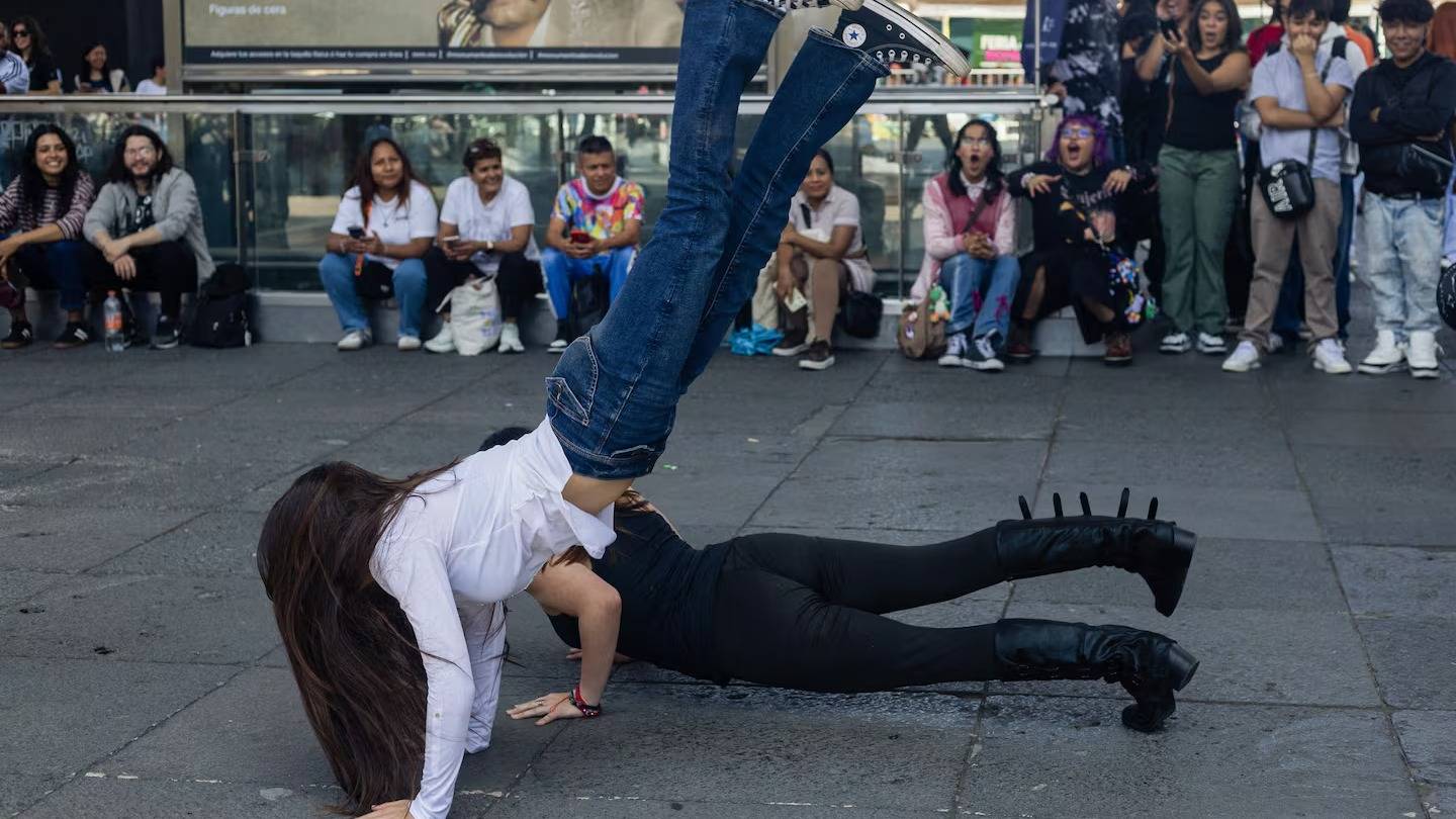 “Farmear aura”: qué hay detrás de la nueva tendencia que invade escuelas, calles y plazas