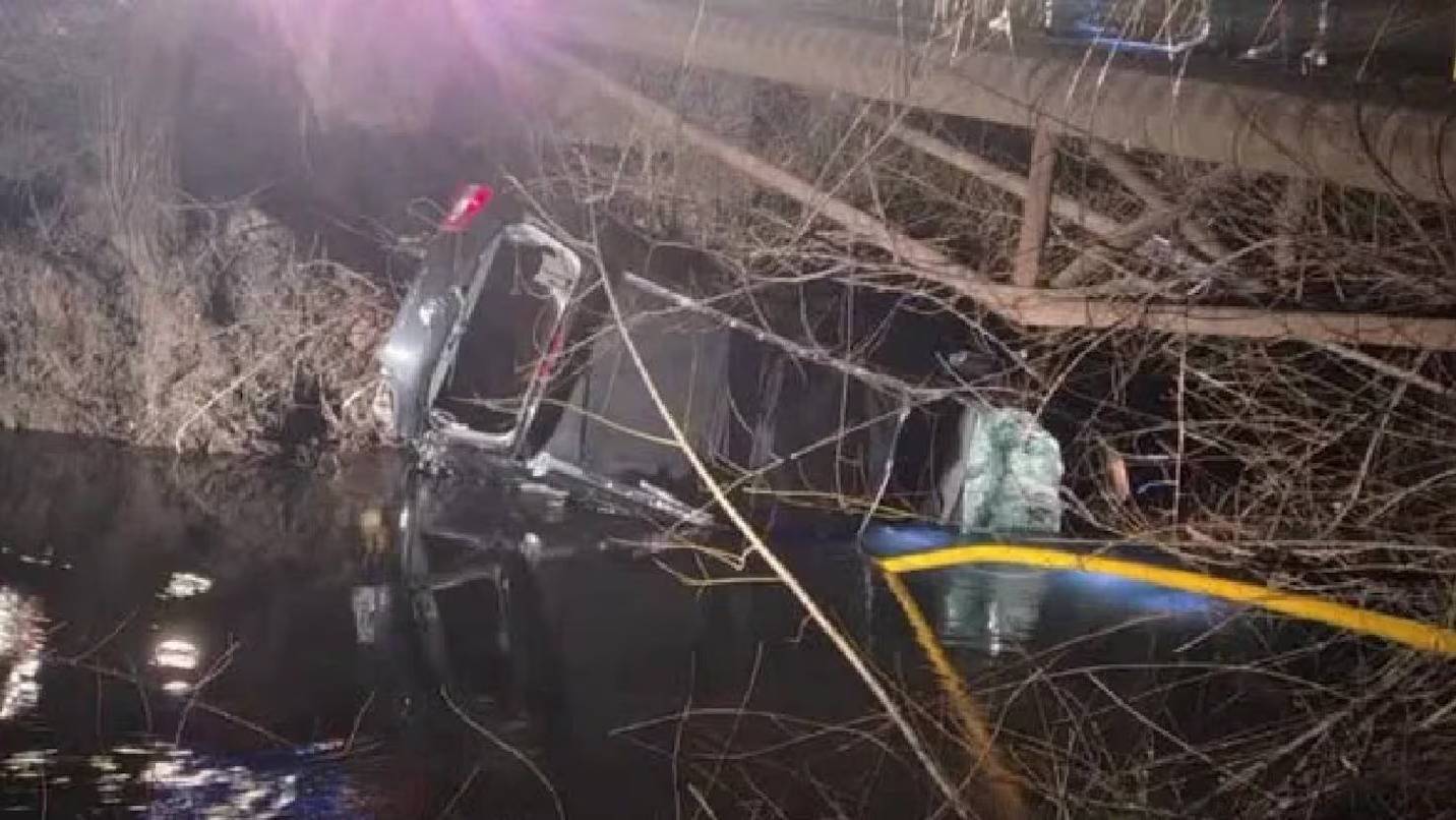 Río Negro: encontraron muerto al nene desaparecido cuando el auto familiar cayó a un canal de riego
