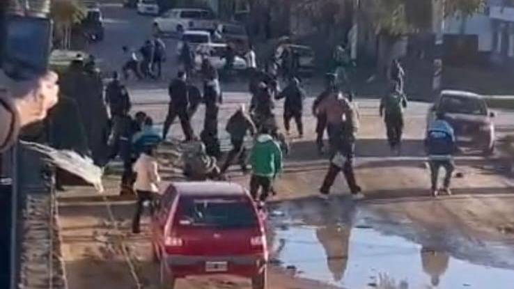Hinchas de Pacífico y Comercial se pelearon en la esquina del estadio Adolfo Pirola