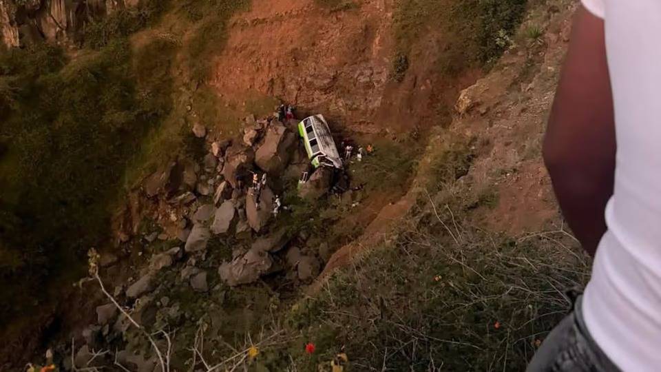 Al menos 25 muertos, en su mayoría niños, al caer un autobús por un barranco en Cabo Verde