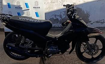 Motociclista escapó de la policía y chocó contra un paredón