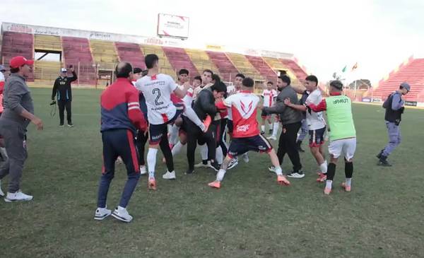 Batalla campal en el Federal A: trompadas entre jugadores, cuerpos técnicos e hinchas