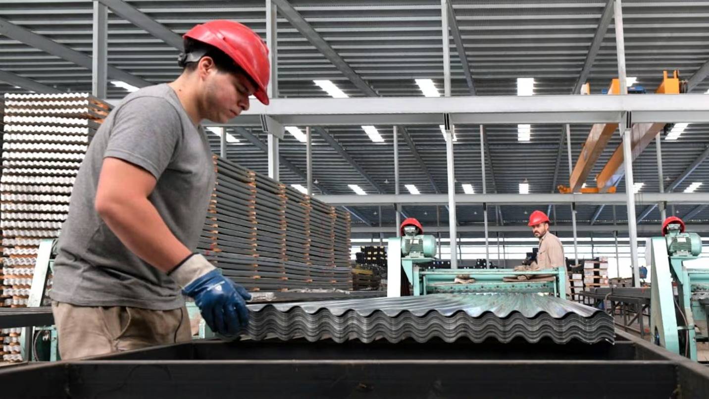La industria cayó en julio y 6 de cada 10 empresas alertaron por competencia desleal y contrabando
