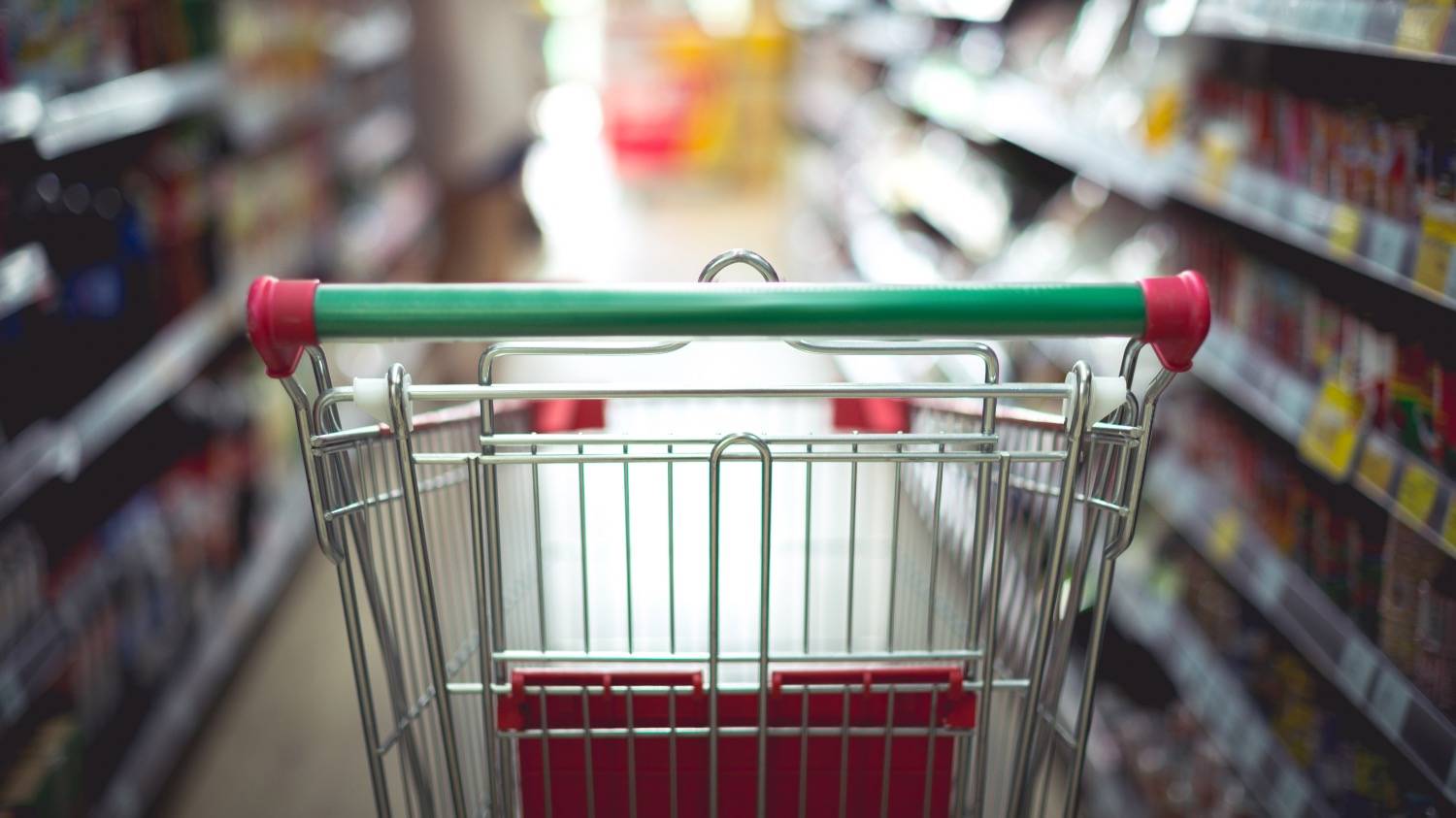 Inflación más baja, bolsillo atento: los argentinos siguen usando calculadora para decidir