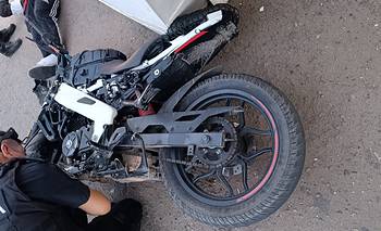 Escapó de un control con una moto robada y chocó contra un auto
