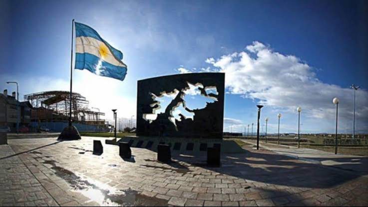 Fuerte advertencia del Reino Unido a Javier Milei por las Malvinas: "Vamos a ser implacables"