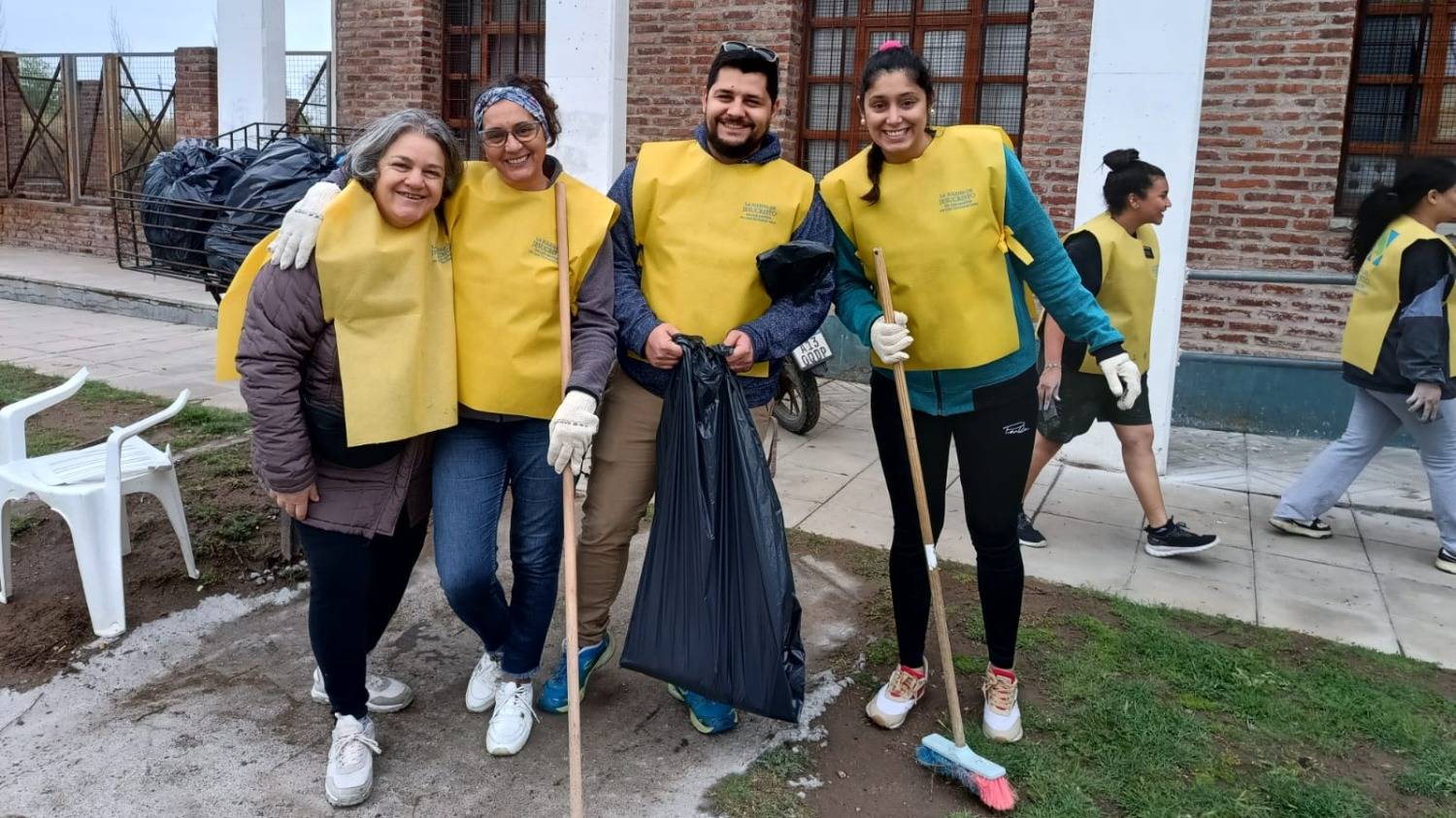 Bahía Blanca se viste de solidaridad: voluntarios pintan escuelas
