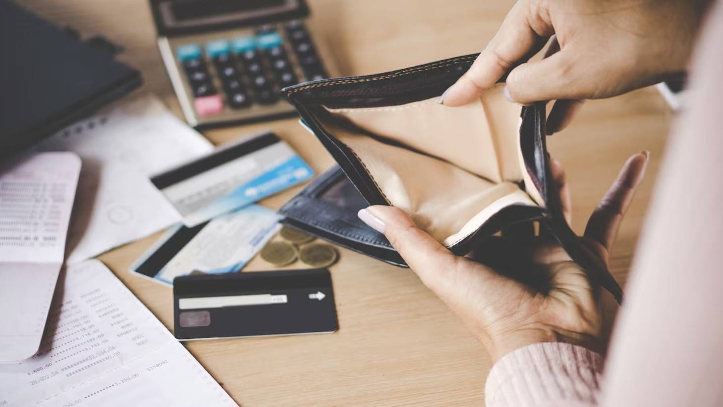 Familias endeudadas: los impuestos son casi el 30% del costo de los préstamos y las tarjetas