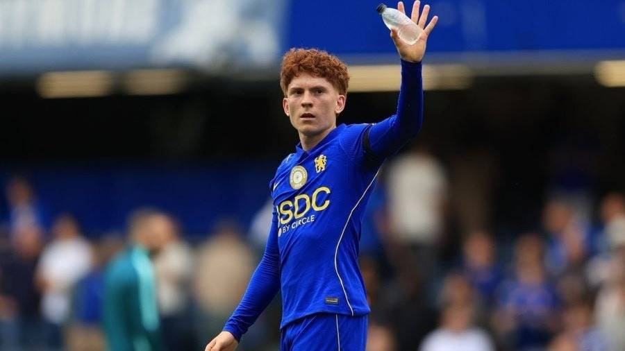 Premier League: el Chelsea del Dibu Martínez y Valentín Barco empató y quedó a dos puntos de la cima
