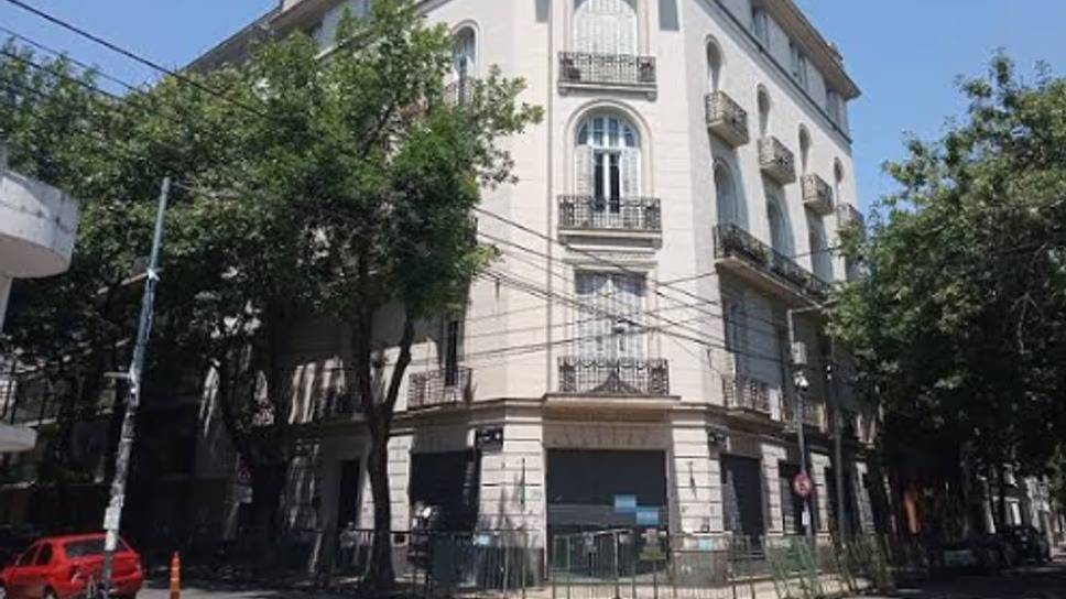 Un senador K es dueño de un departamento en el edificio donde CFK cumple prisión domiciliaria