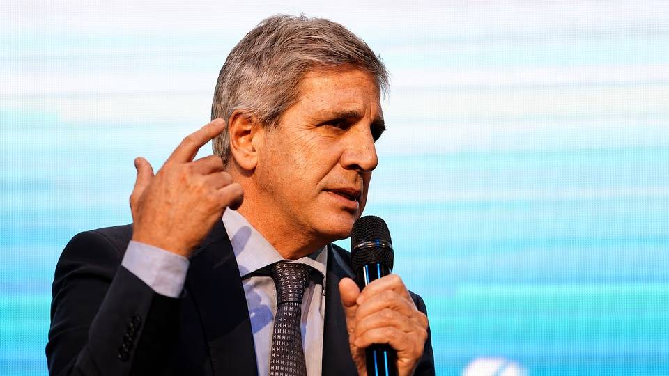 Caputo ironizó sobre el consumo en la calle Corrientes comparándolo con el rumbo económico
