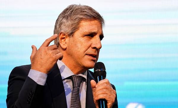 Caputo ironizó sobre el consumo en la calle Corrientes comparándolo con el rumbo económico