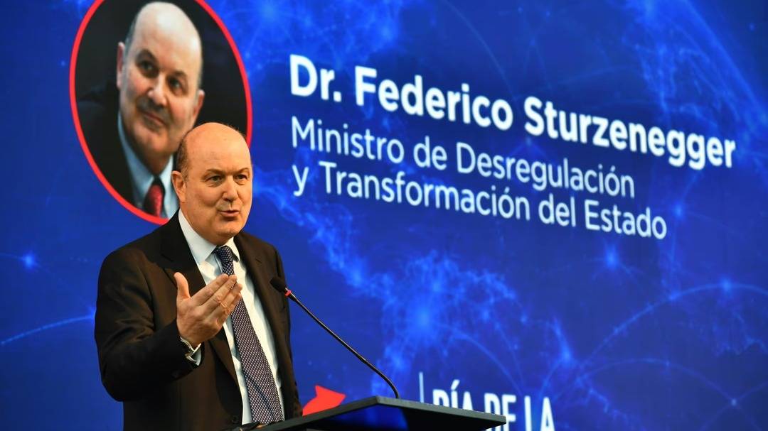 Sturzenegger cuestionó a la Cámara de la Construcción y la acusó de “regalar la plata” a la UOCRA