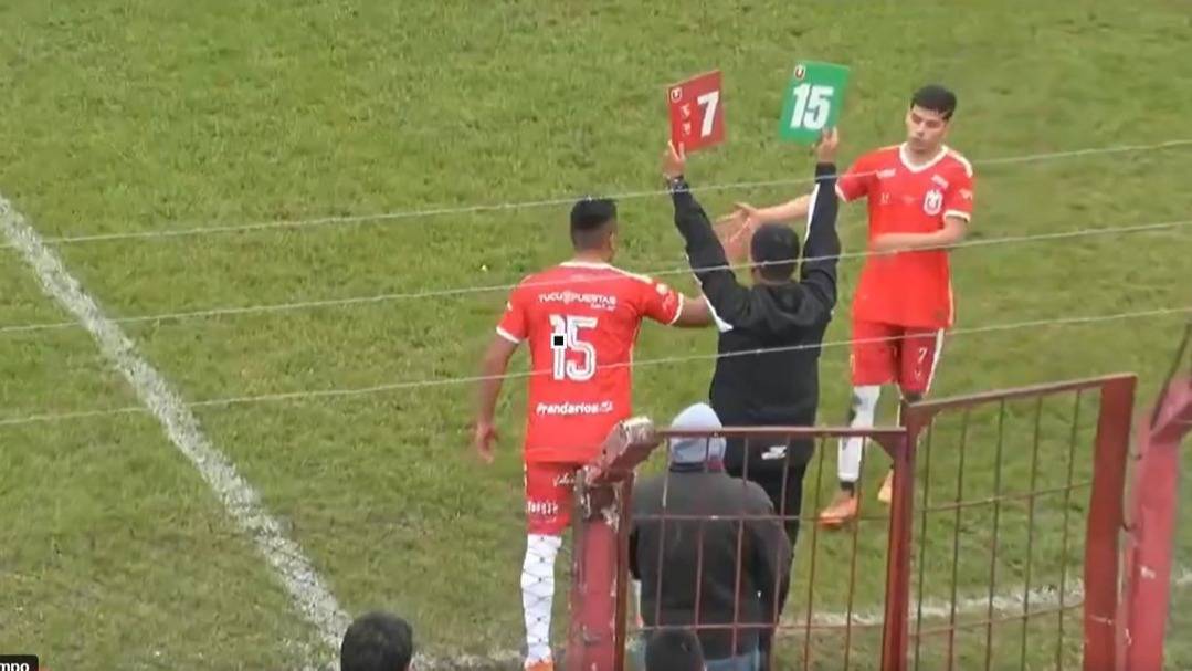 Atajó en Villa Mitre y amargó a Olimpo en una semifinal, pero ahora juega de 9: “Todo muy loco”