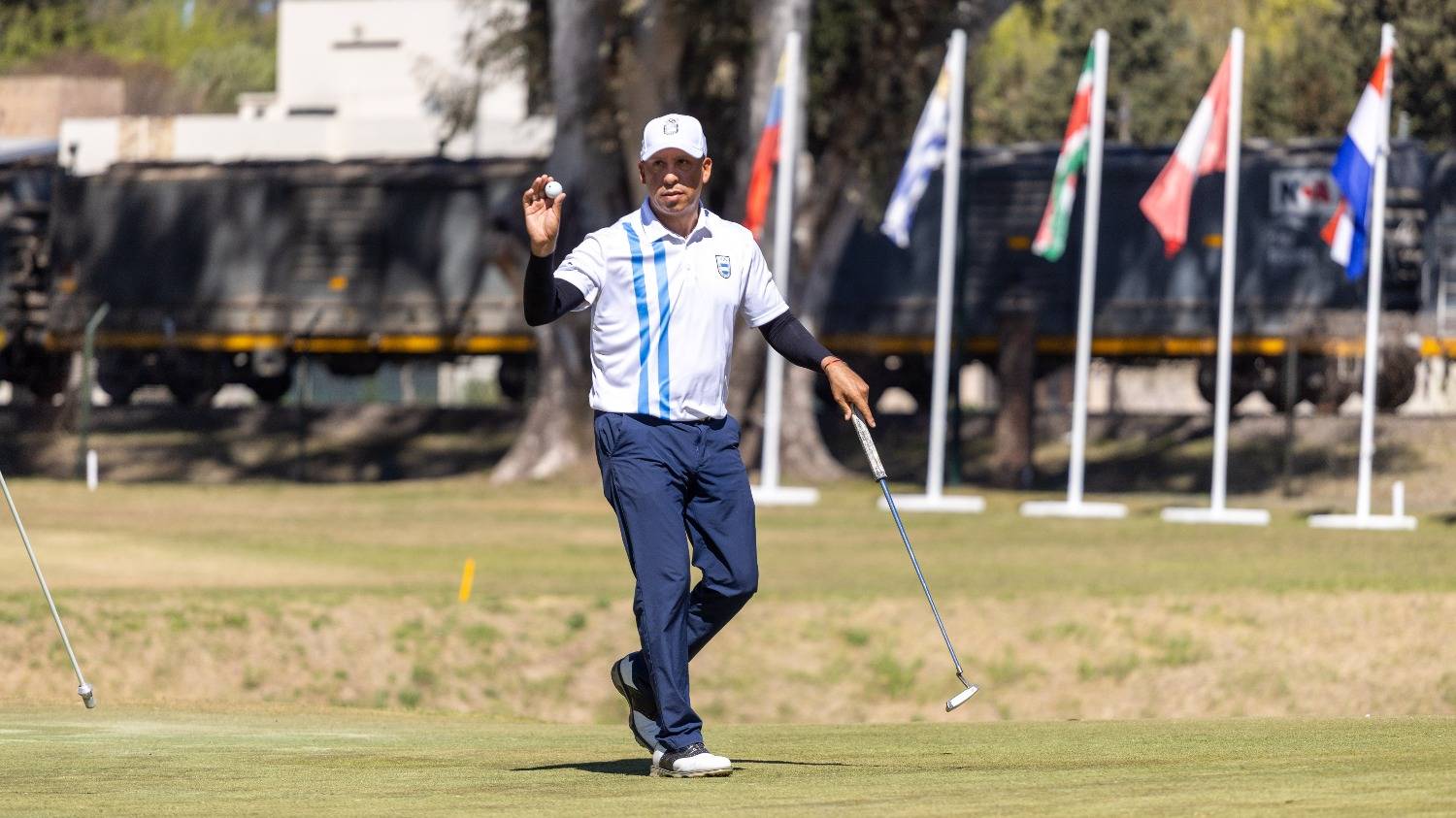 Carballo sigue en la pelea: el bahiense marcha tercero tras dos rondas en el golf de los Juegos Suramericanos