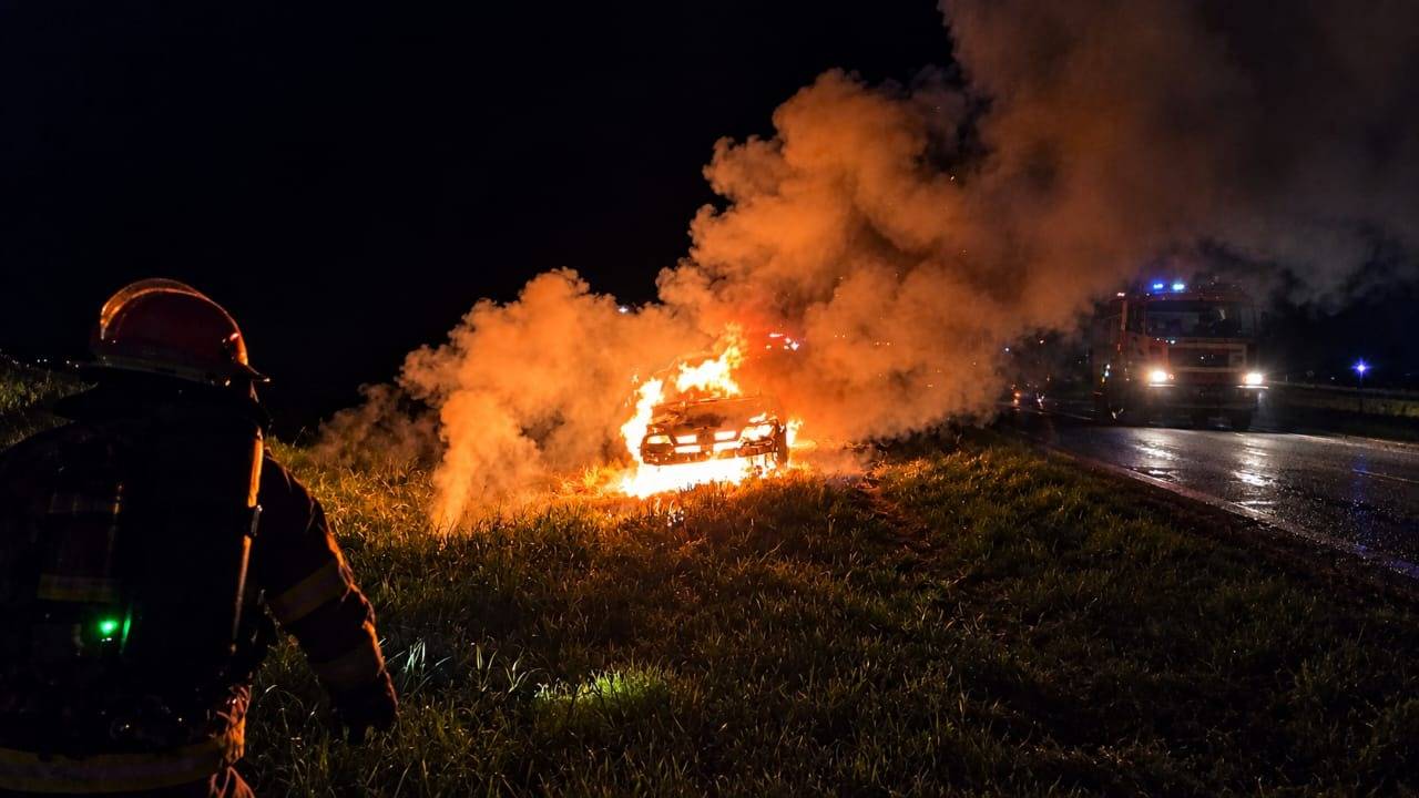 Punta Alta: los bomberos debieron sofocar dos incendios de vehículos en los ingresos a la ciudad