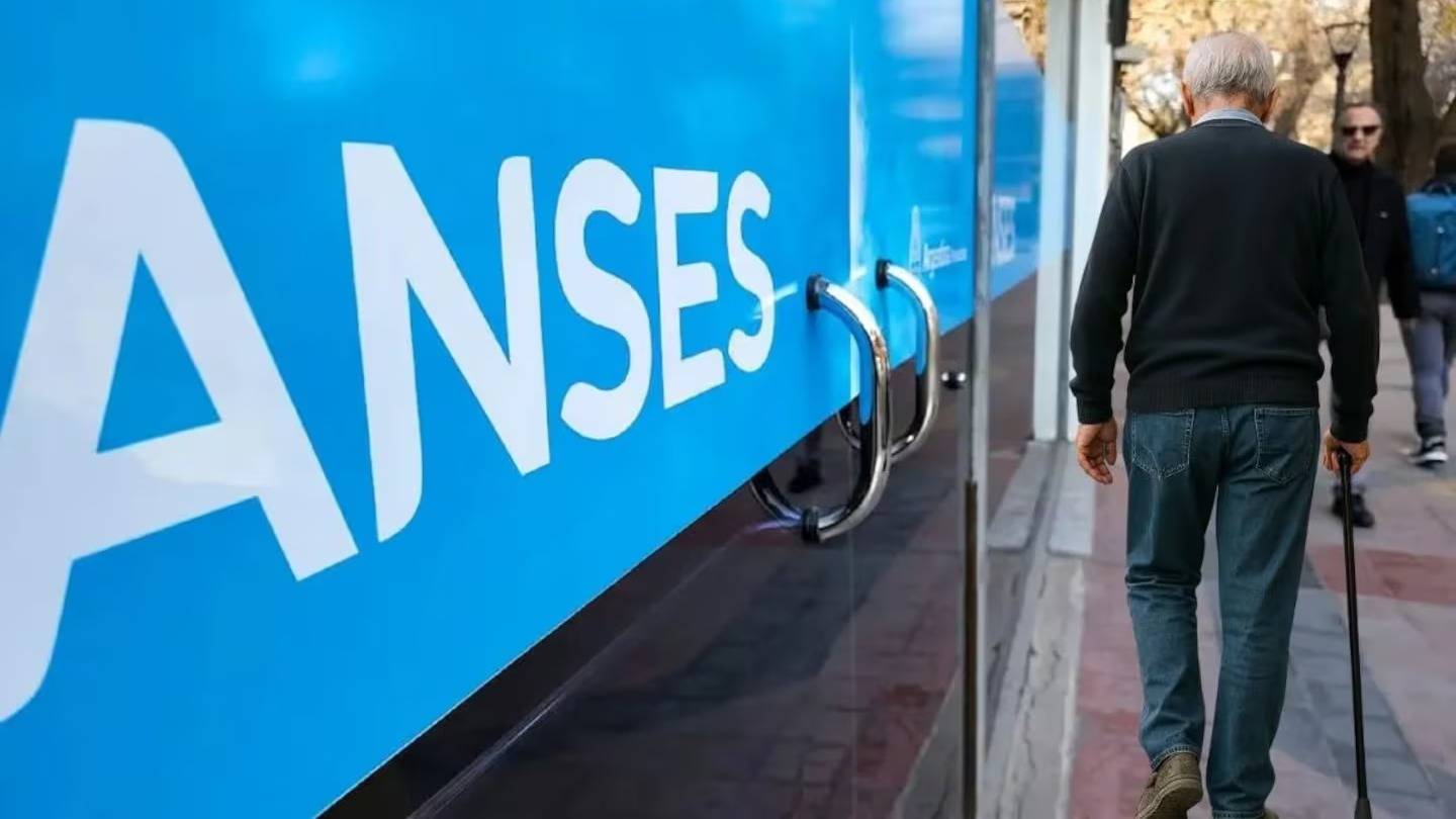 Menos jubilados y más seguros de desempleo: las estimaciones de la Anses para 2027
