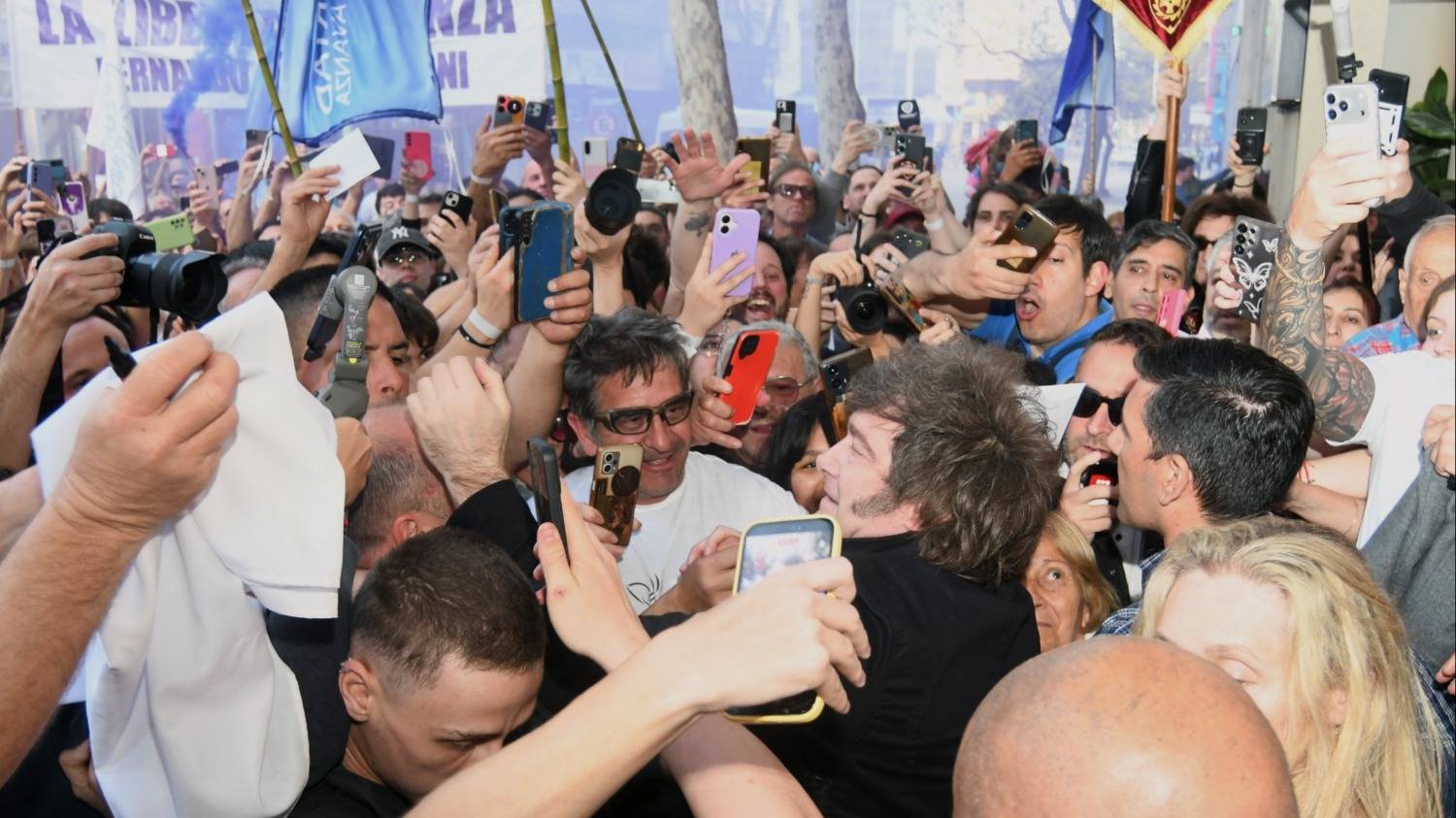 Milei cerró su visita a Bahía Blanca en medio de la arenga de sus militantes