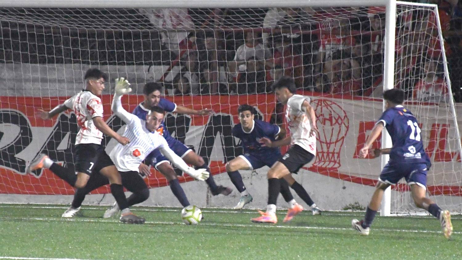 Huracán venció a Libertad y trepó a la cima y Villa Mitre le ganó a Liniers con uno menos y la Ley del Ex