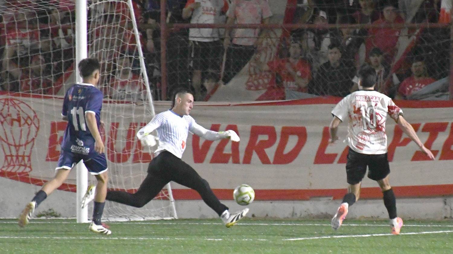Huracán y otra noche completa en el Bule: victoria ante Libertad, festejo y... algo de sufrimiento