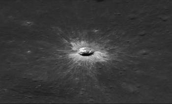 La NASA descubrió un nuevo cráter en la Luna: equivale a dos estadios de fútbol