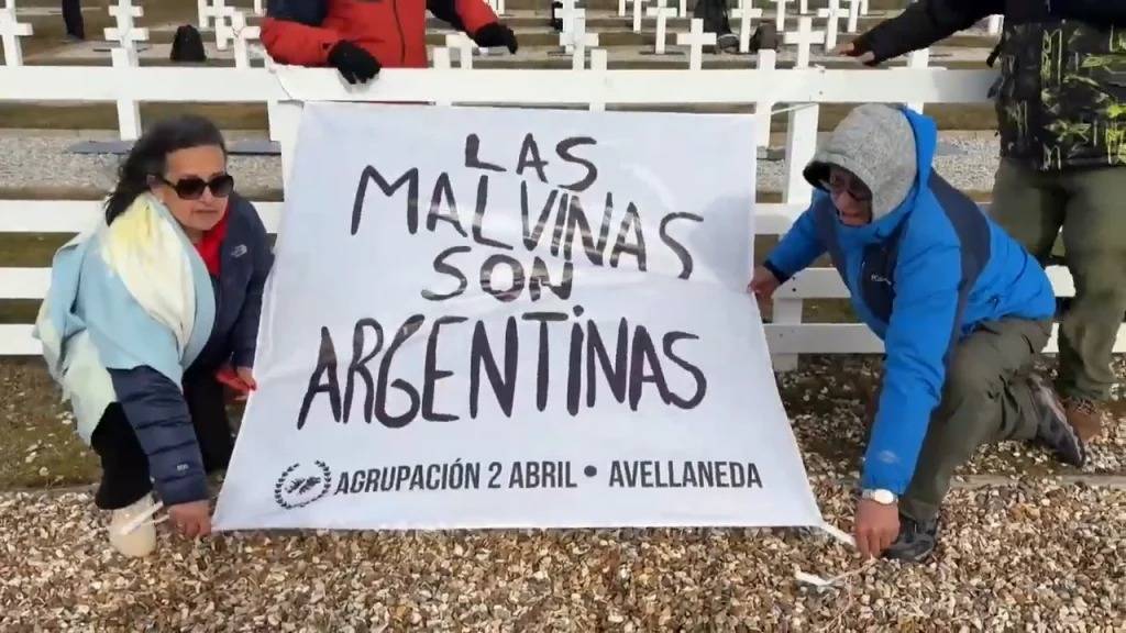 La bandera inspirada en la Selección llegó a las Islas Malvinas