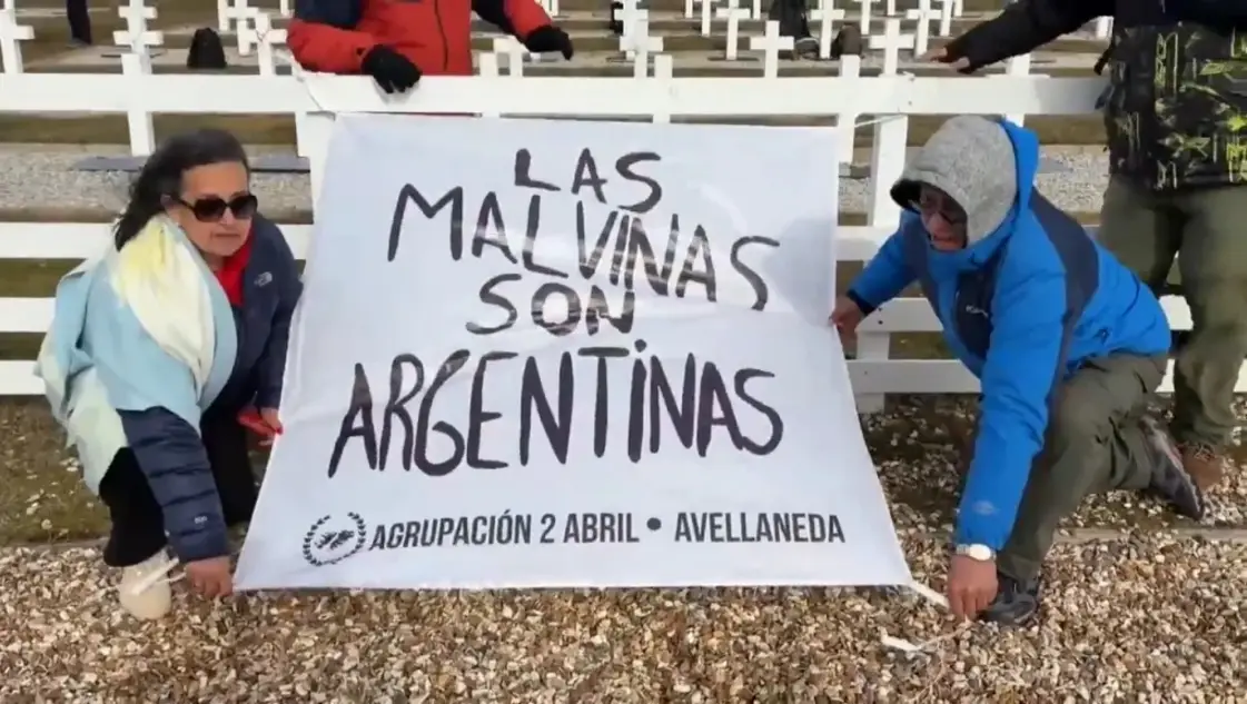 La bandera inspirada en la Selección llegó a las Islas Malvinas