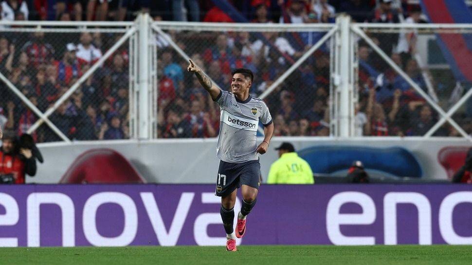 Bajo la lluvia y con uno más: Boca se llevó la victoria ante San Lorenzo por 2-0
