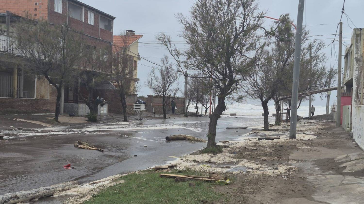 La sudestada provocó estragos en las costas de Monte Hermoso y Pehuen Co