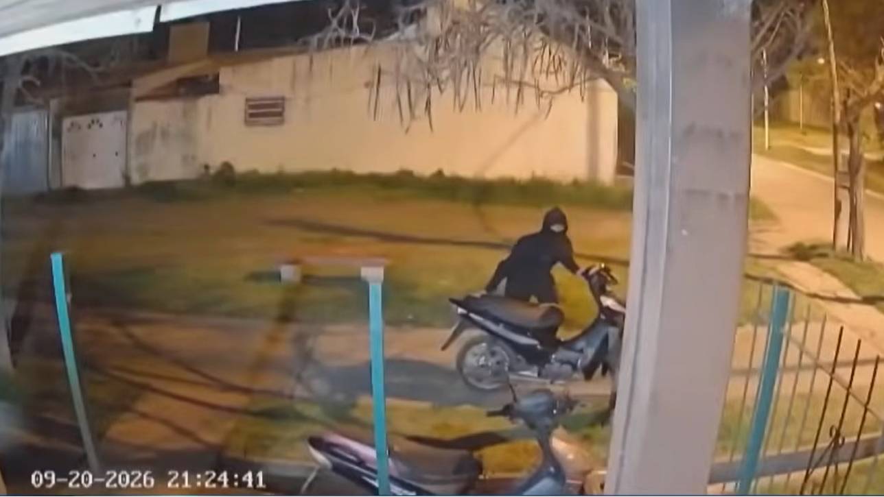 Una cámara captó como robaban una moto del frente de una casa