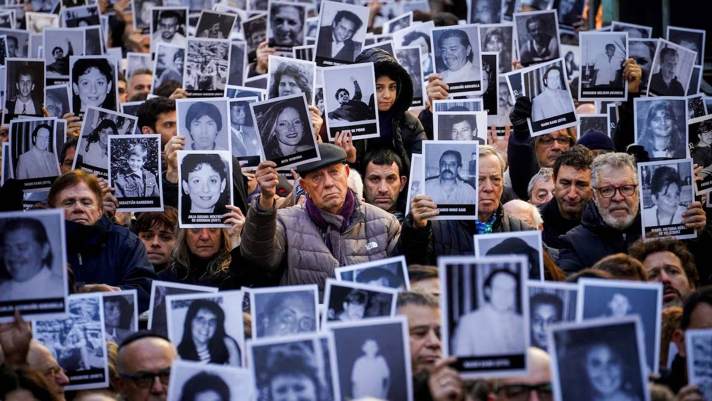La Justicia procesó a ocho altos mandos iraníes y libaneses por el atentado a la AMIA
