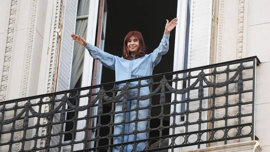 Causa Vialidad: extendieron la prisión domiciliaria a Cristina Kirchner y seguirá en San José 1111