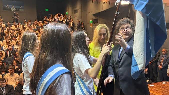 "Se acabó la asistencia esclavizante": Milei saludó a los estudiantes con un video de su gestión
