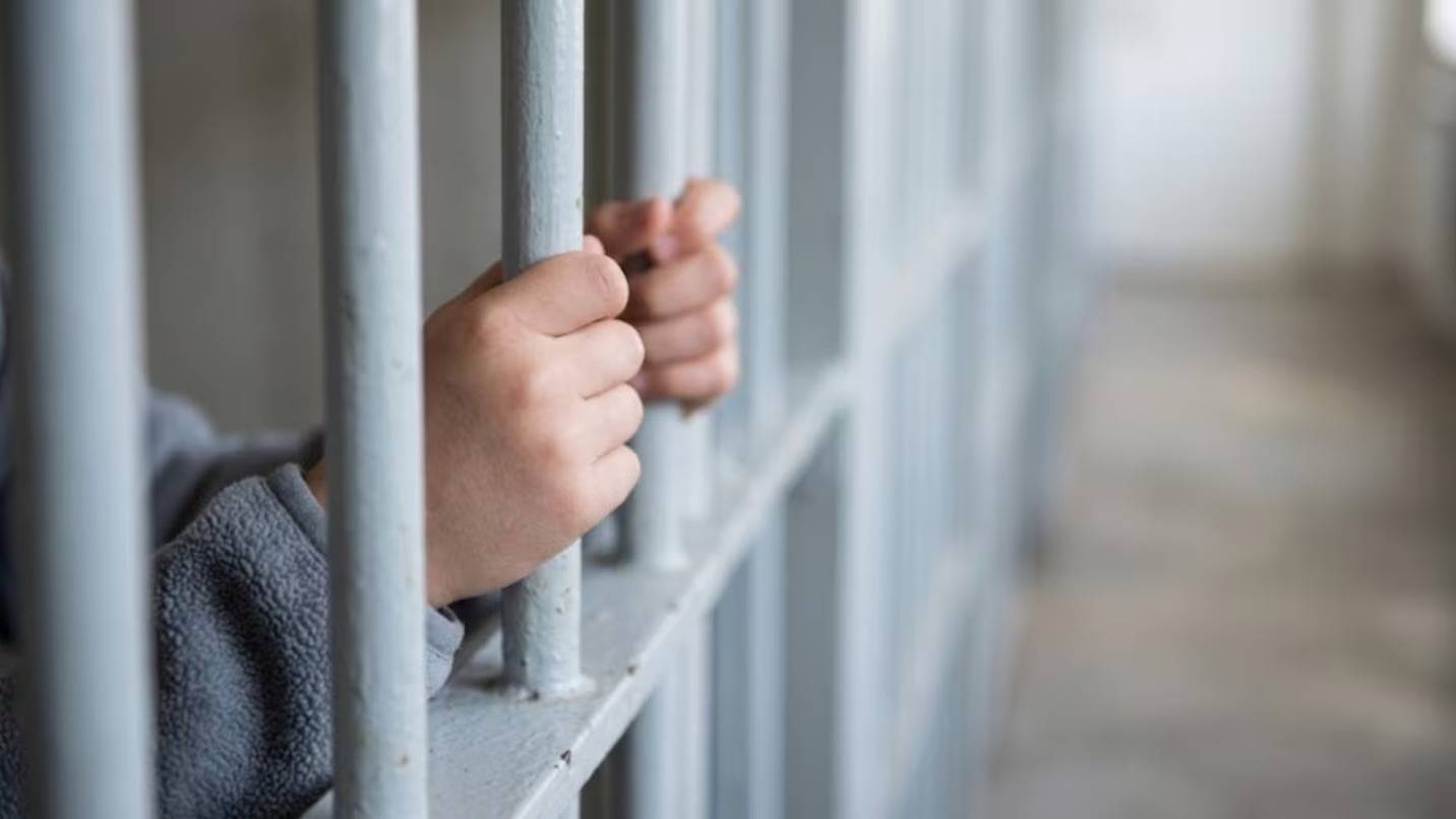 Una jueza declaró inconstitucional la baja de la edad de imputabilidad y sobreseyó a un menor de 14