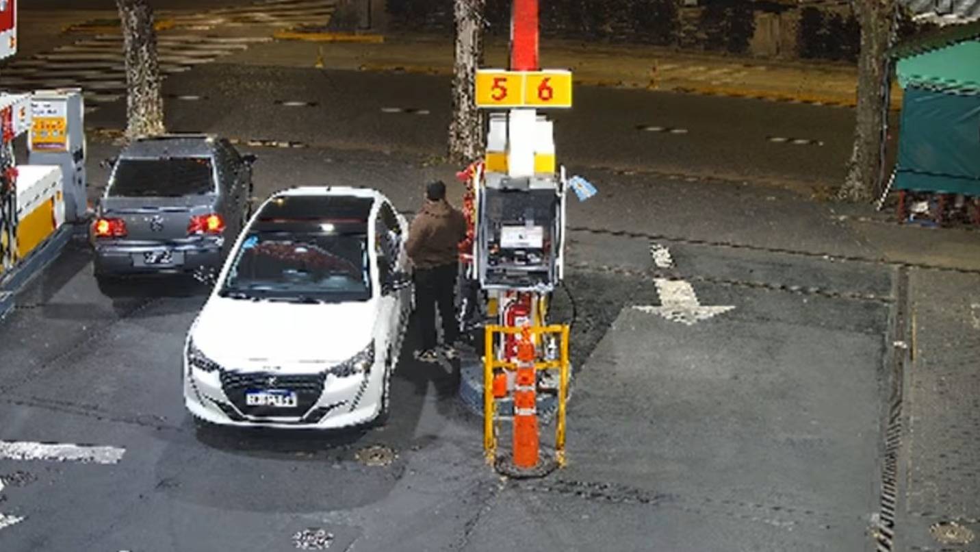 Video: así fue el choque que protagonizó Pity Álvarez en una estación de servicio porteña