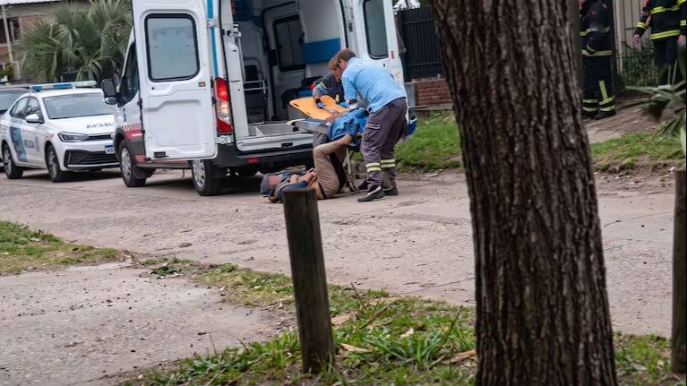 Mar de Ajó: enfermeros trasladaban a un hombre en una ambulancia y se les cayó de la camilla