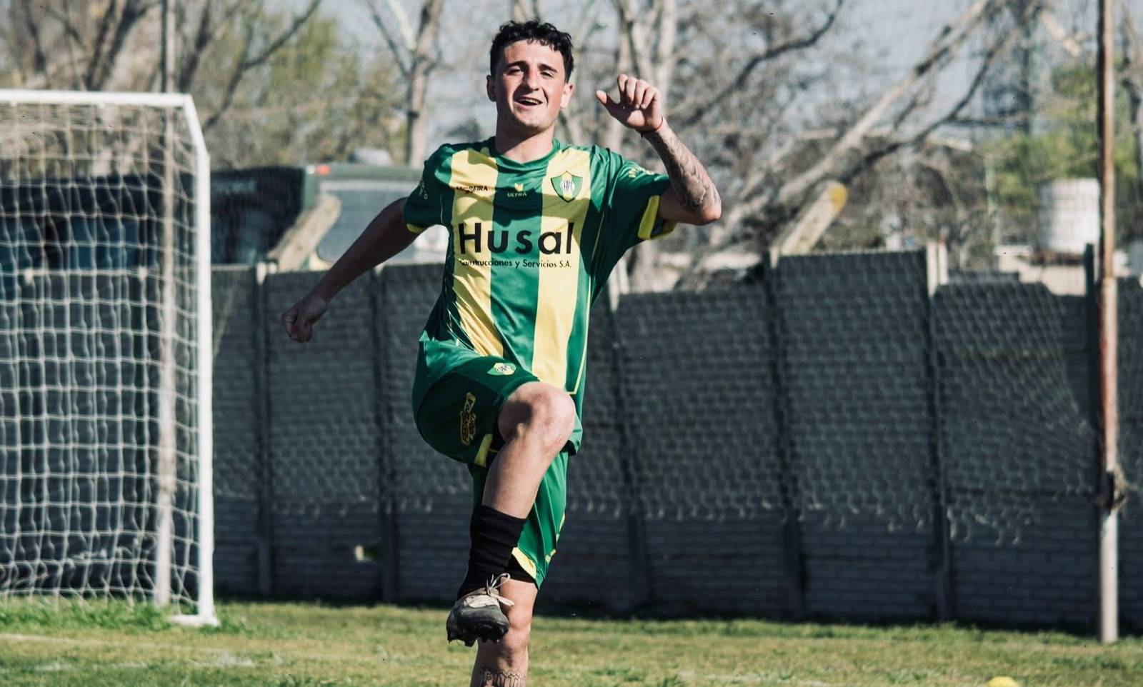Por ahora está lejos del “Hueso”, pero a fuerza de goles quiere ser más que “el hijo de…”