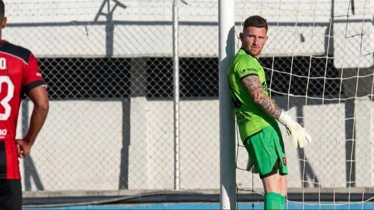 Un arquero argentino, a modo de protesta, se negó a atajar un penal y el pateador lo traicionó
