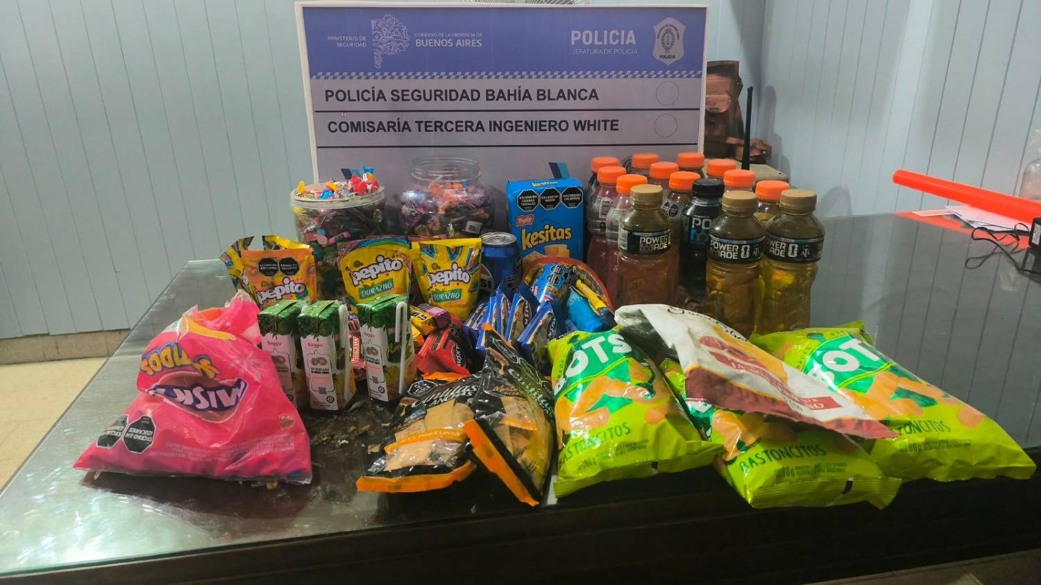 Tres menores aprehendidos por robar en el kiosco del club Huracán de White