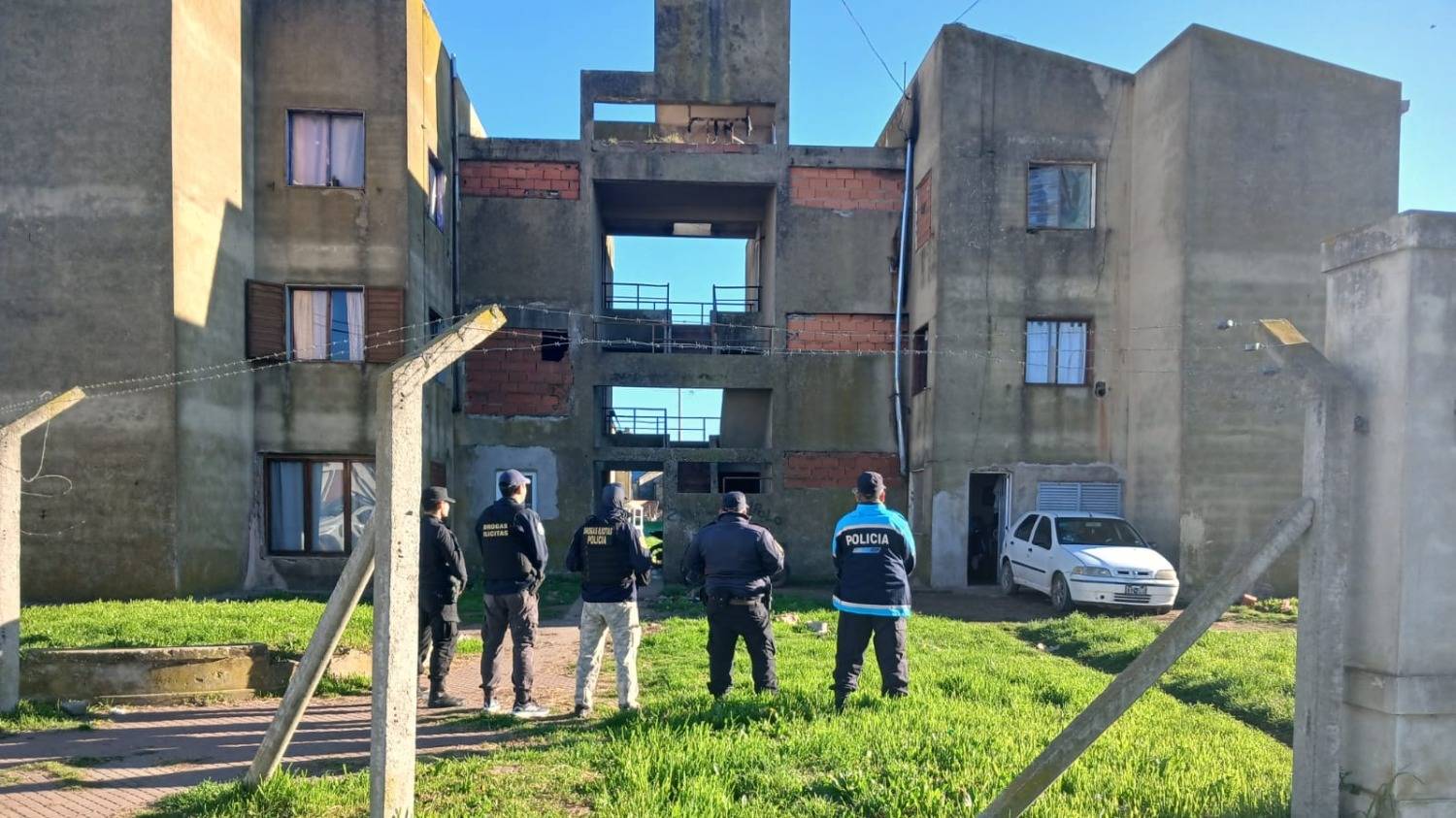 Allanaron dos domicilios en Gonzales Chaves por una investigación por narcomenudeo