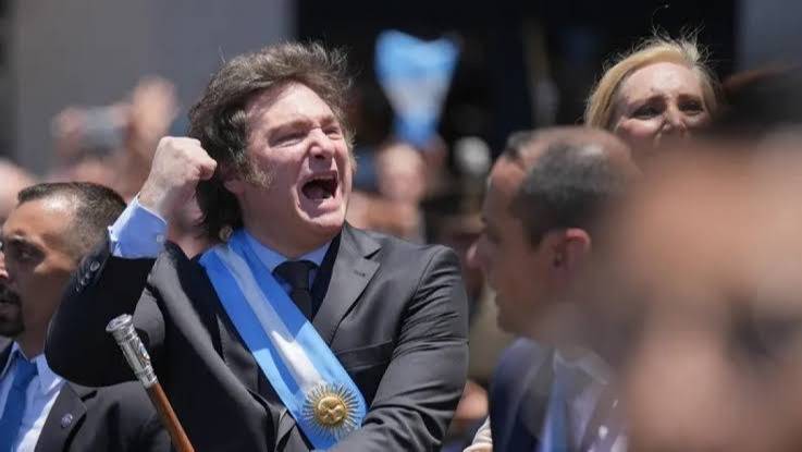 Otro round contra el periodismo: Milei festejó un fallo de la Justicia