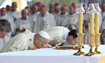 El papa celebró una misa multitudinaria en París