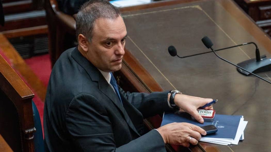 La fiscalía verificará sus billeteras cripto y las refacciones en la casa de Adorni