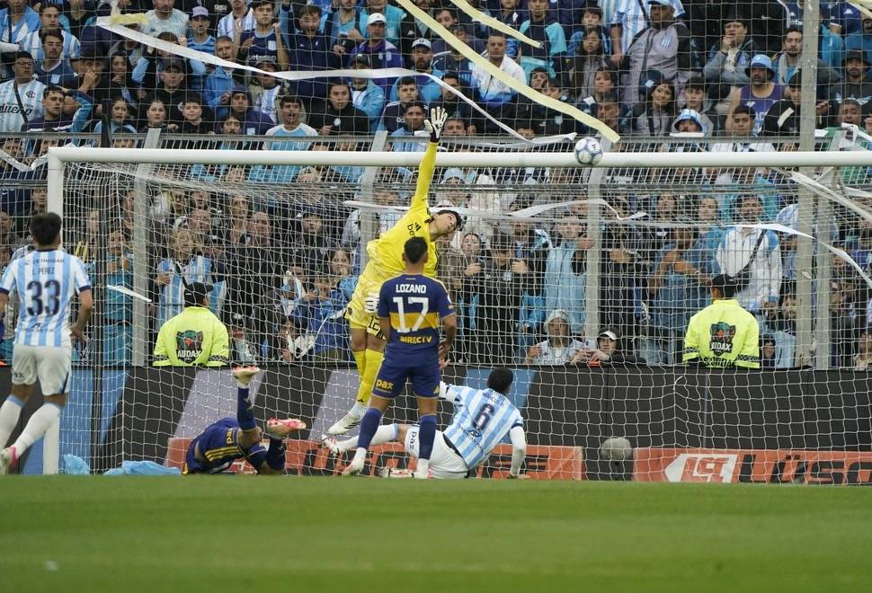 Boca descontó con gol de Valencia y se puso en partido ante Racing, que gana 2-1