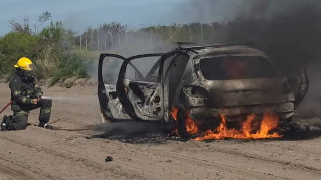 Se incendió un auto en un camino vecinal de Patagones